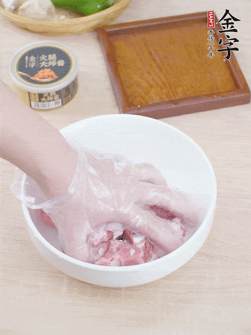 豬小排，加1勺料酒、1勺蠔油、1/3勺白胡椒粉、淀粉，抓拌均勻腌漬30分鐘。青椒去蒂去籽切塊。洋蔥去皮切塊。