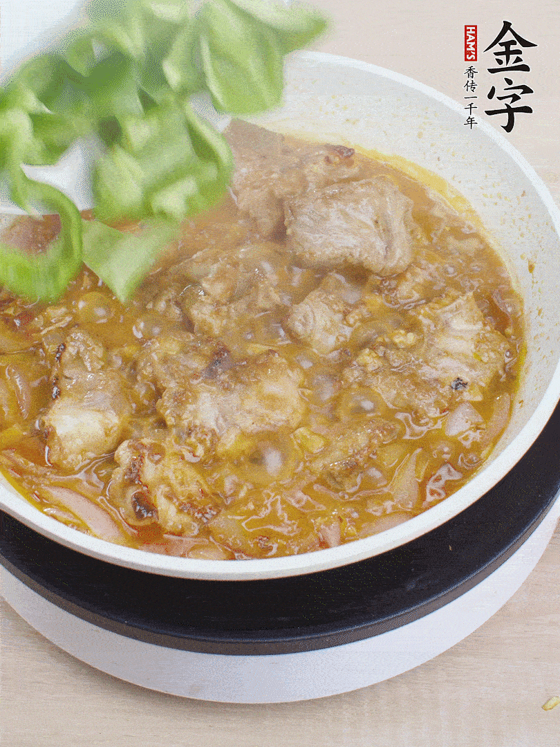 下青椒，翻炒炒至湯汁收干。