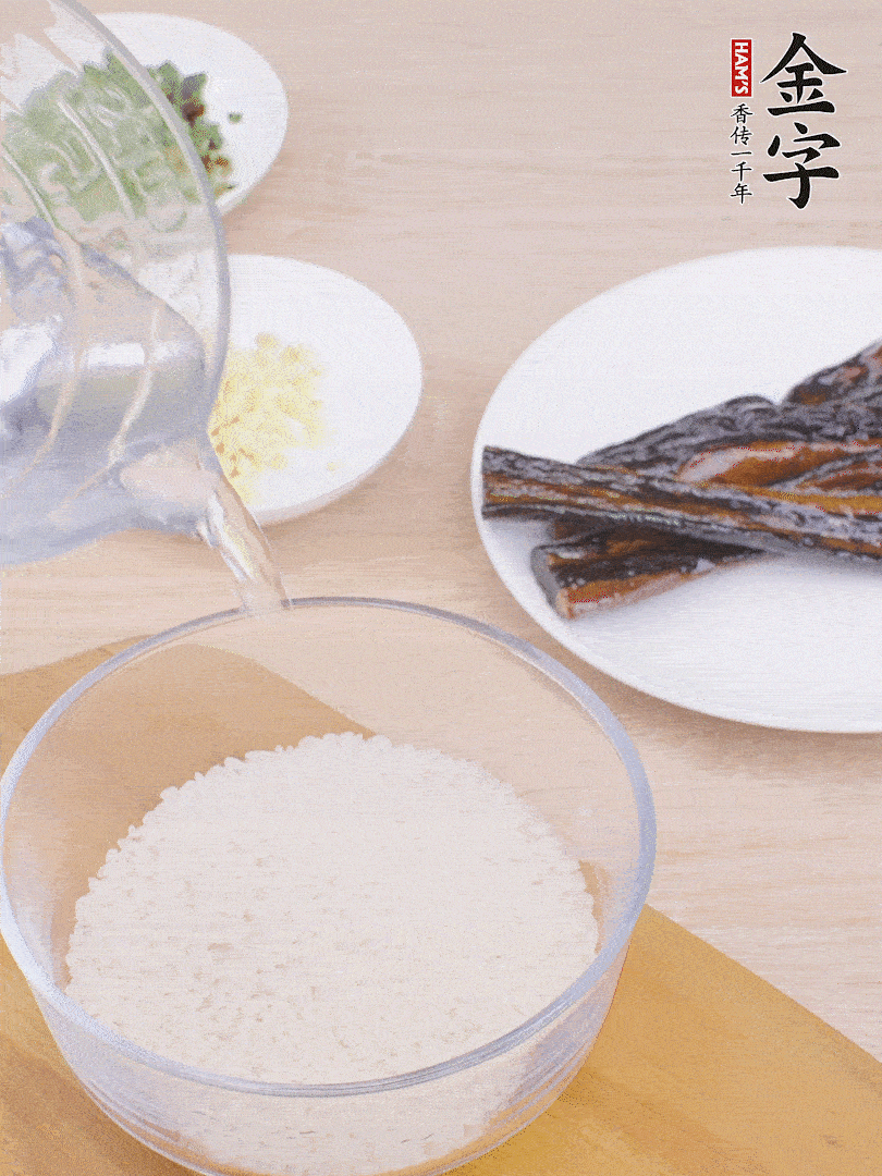 大米提前用清水浸泡1小時(shí)。