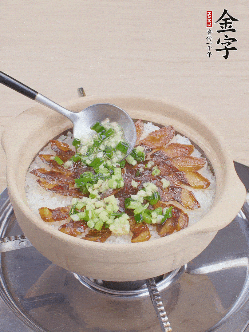 倒蔥姜醬再燜1分鐘。（也可以淋點(diǎn)生抽）