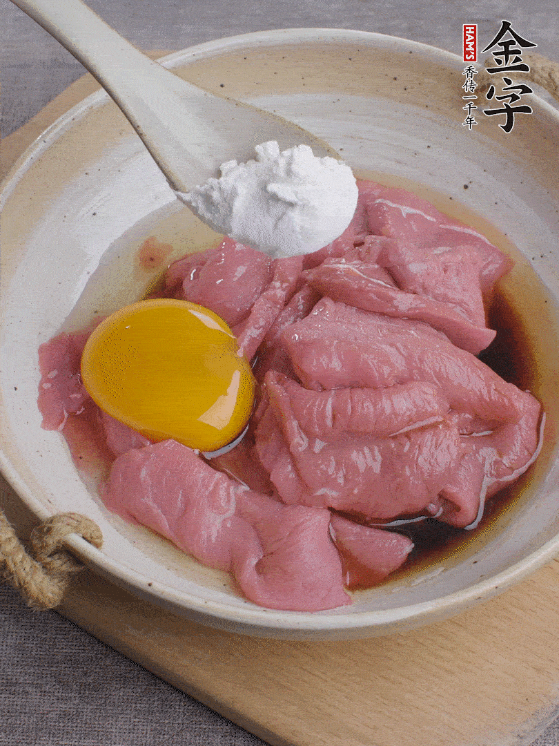 牛肉切片，雞蛋1個(gè)、水2勺、料酒1/2勺、生抽1/2勺、生粉1勺腌15分鐘。