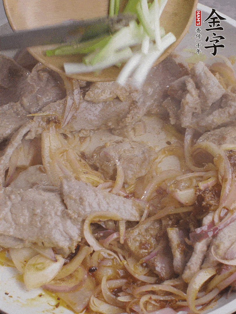 下牛肉、蔥段快炒。