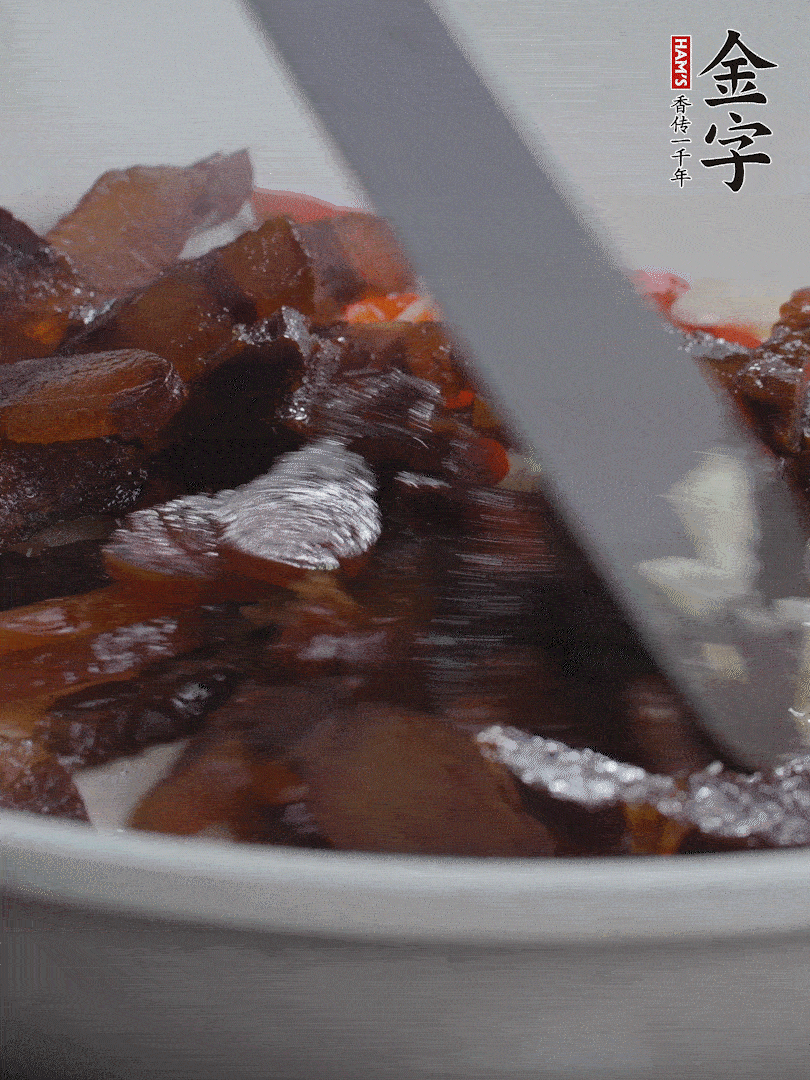 下醬油肉，煸出油脂。