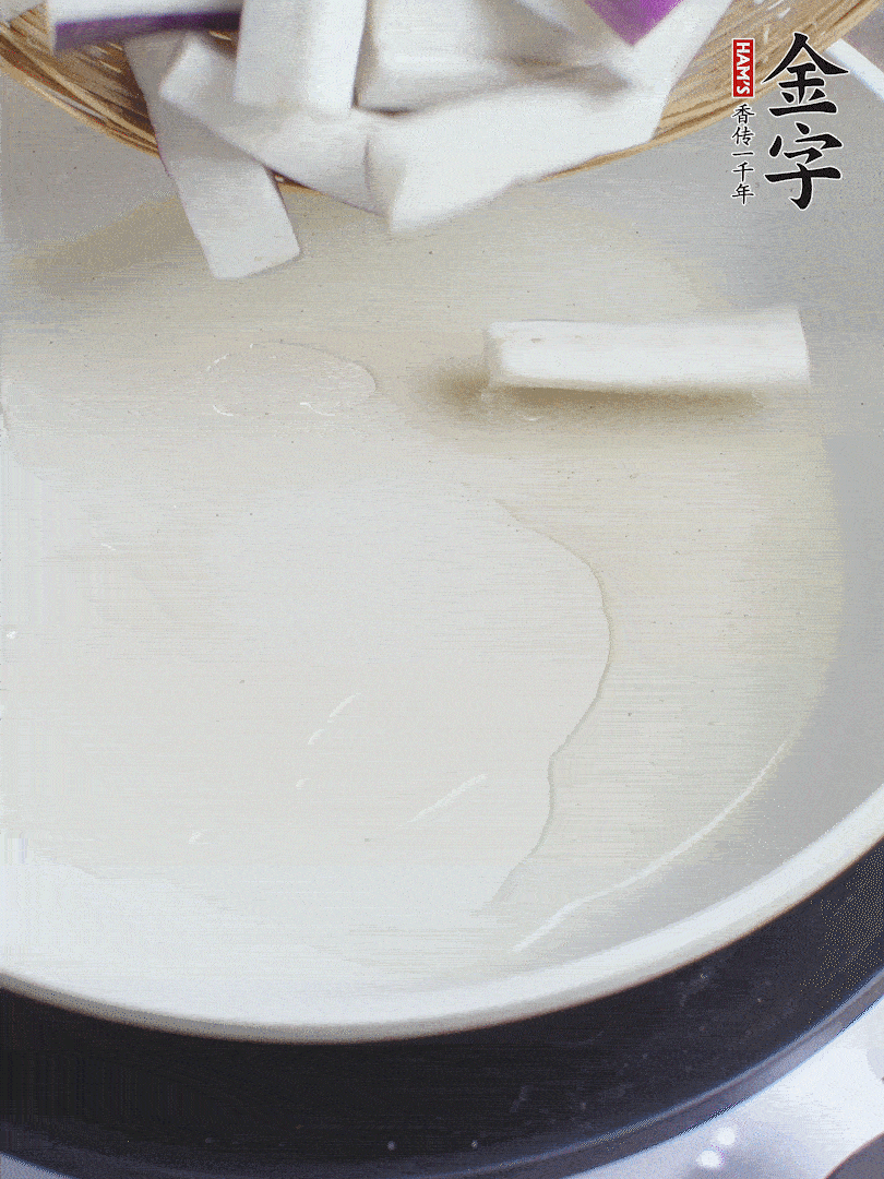 杭茄洗凈去蒂，縱向剖成4份，切成長(zhǎng)10cm左右的段。白洋蔥切絲。口蘑洗凈去掉柄。紅椒切菱形片。