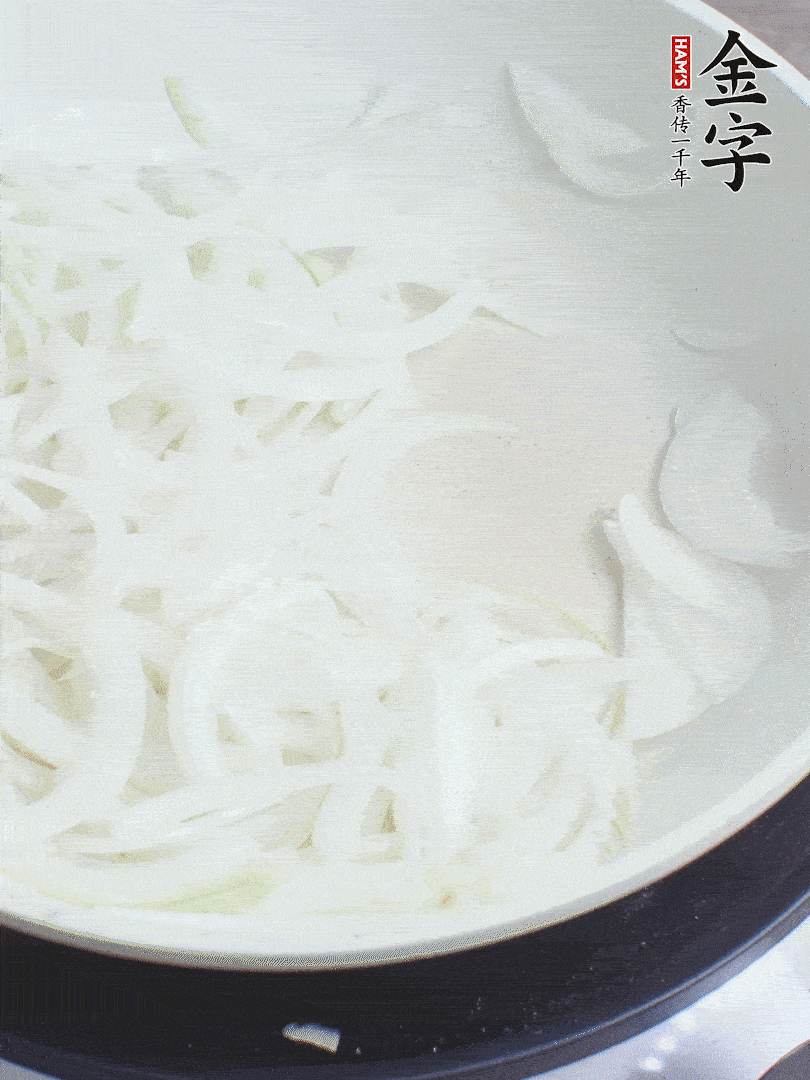 油熱下洋蔥絲、紅椒炒出香味。