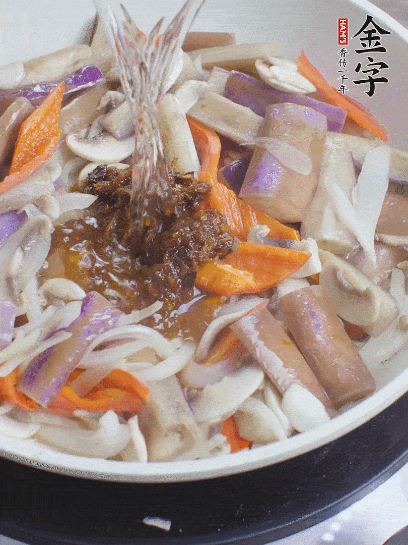 下茄子、口蘑，淋入料汁，加熱水份收干。