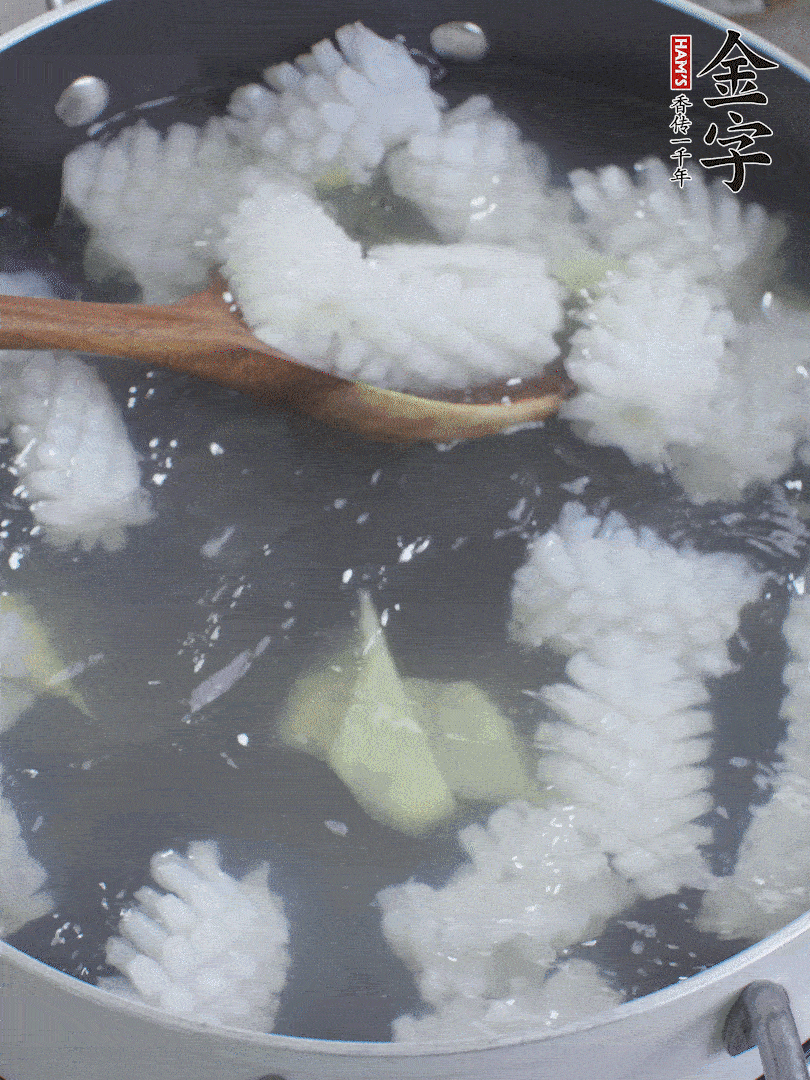 魷魚解凍后，加姜片、料酒汆燙30秒。