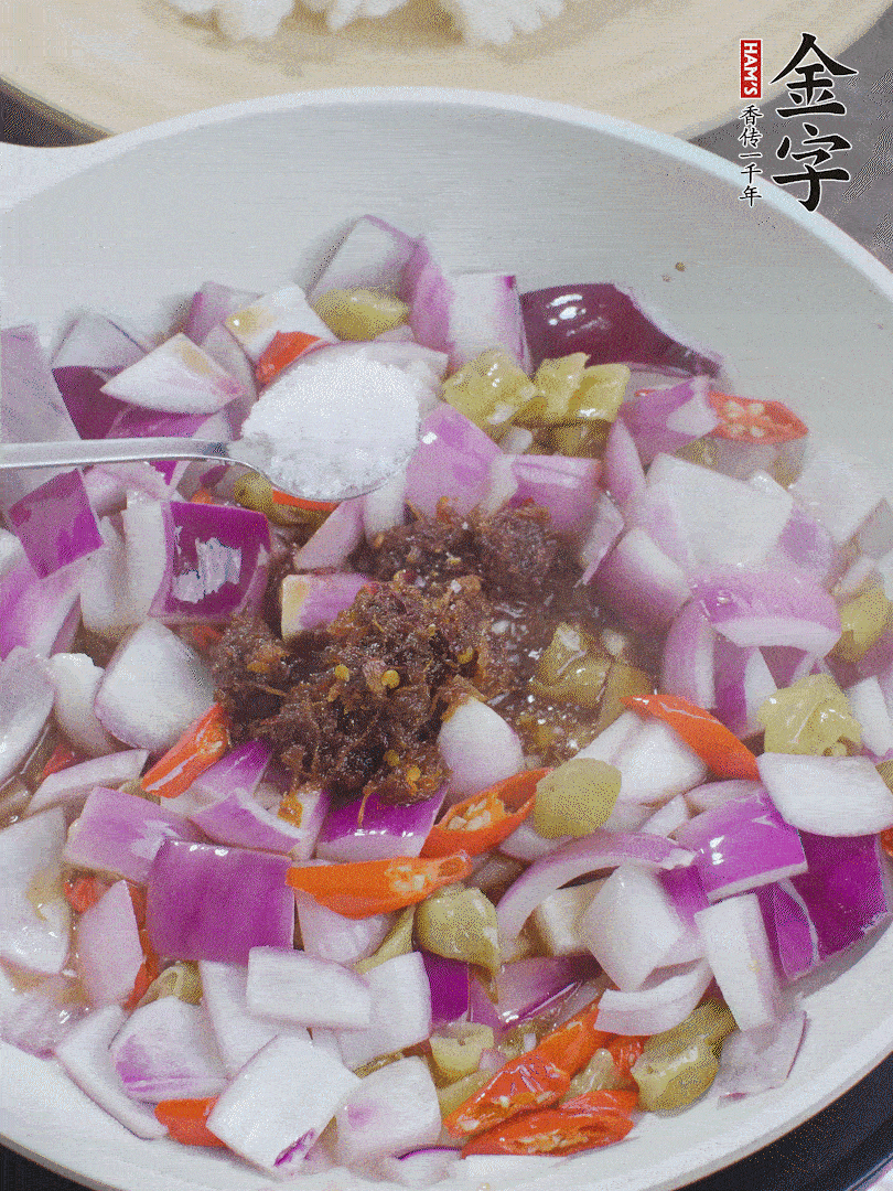 加1大勺金字火腿大師醬、2勺生抽、1勺糖，翻炒。