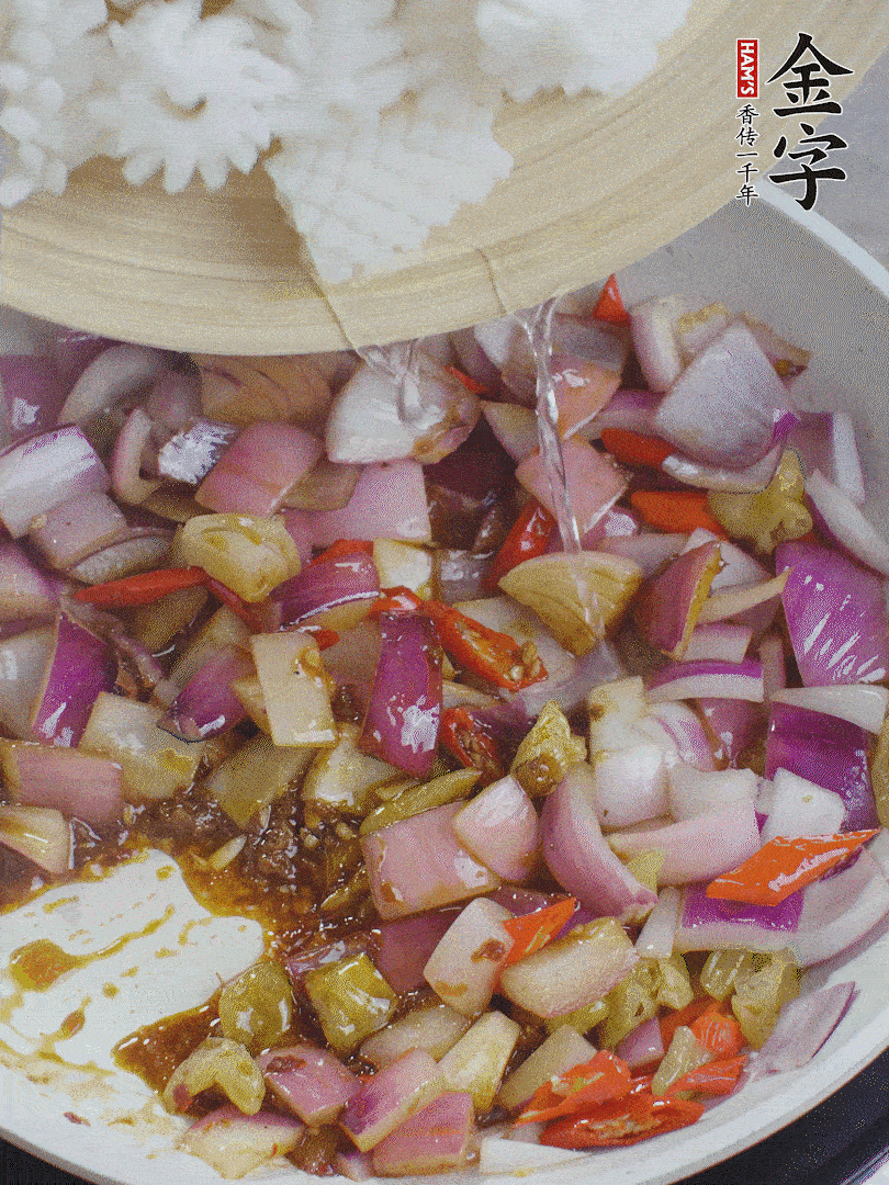 下魷魚花，2勺料酒炒勻。