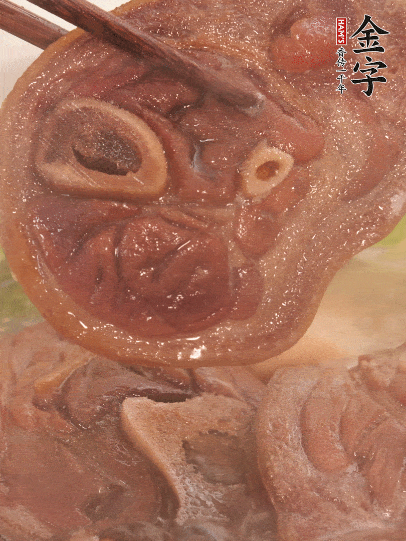 大火燒開(kāi)后，調(diào)成小火燜煮30分鐘，煮至蓮藕軟糯。