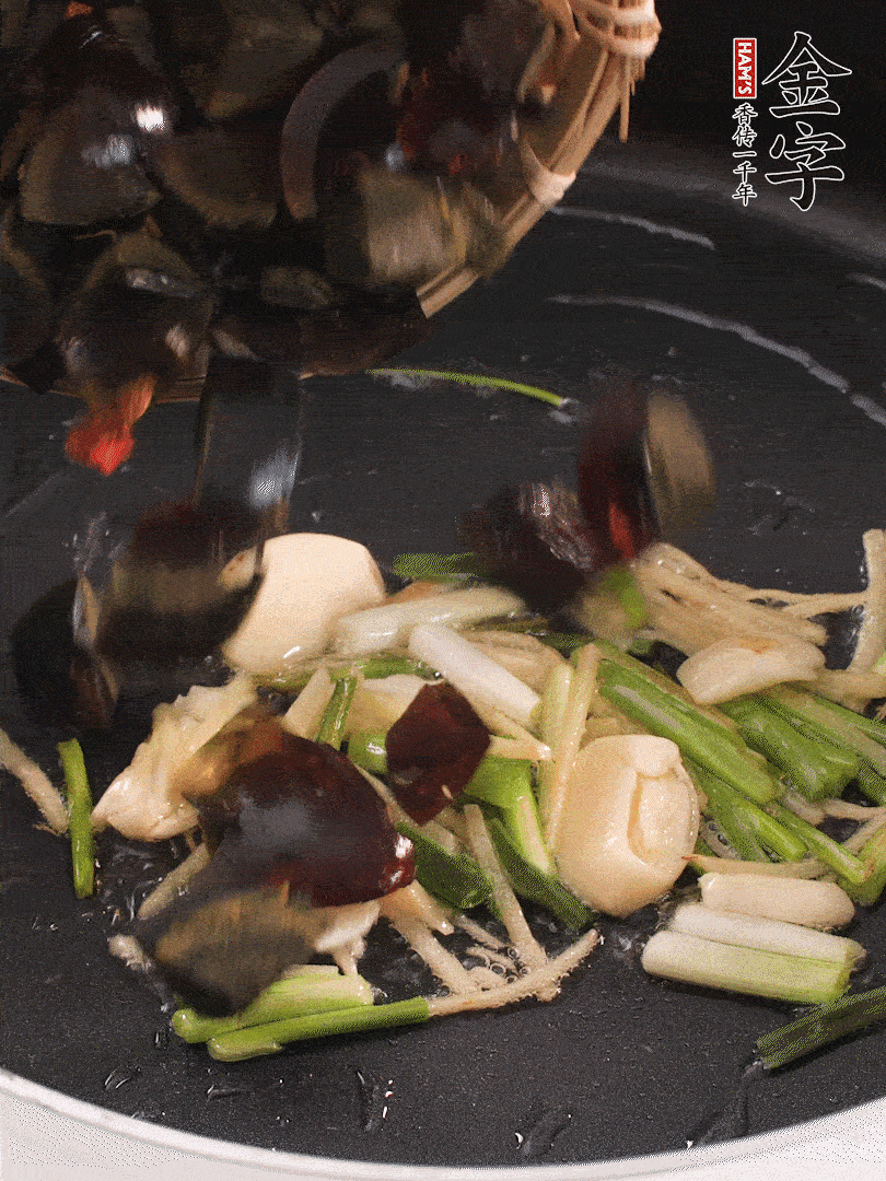 熱油爆香蔥姜，放入皮蛋翻炒至氣泡。