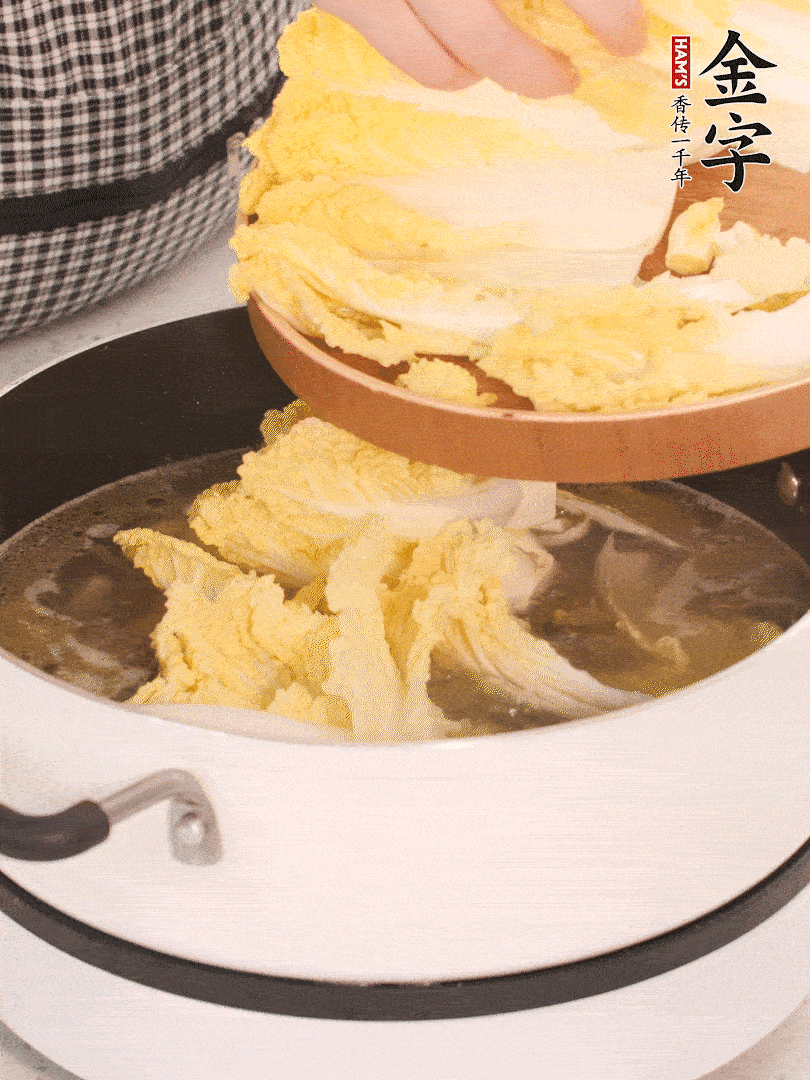 放入娃娃菜、金針菇再燉煮5分鐘。