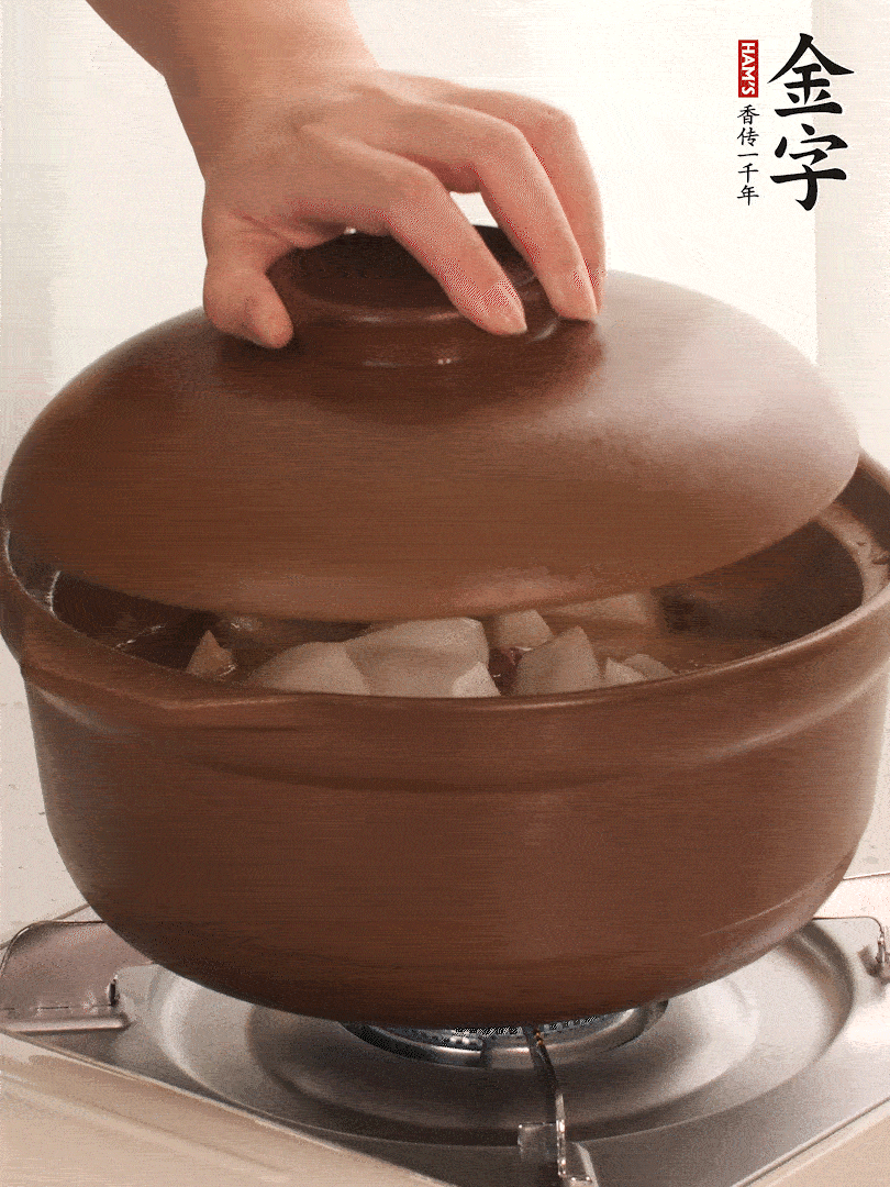 倒沒過食材的熱水，大火燒開。蓋上蓋子轉(zhuǎn)中小火，燉15-20分鐘。等蘿卜煮到喜歡的軟爛度就可以關(guān)火。