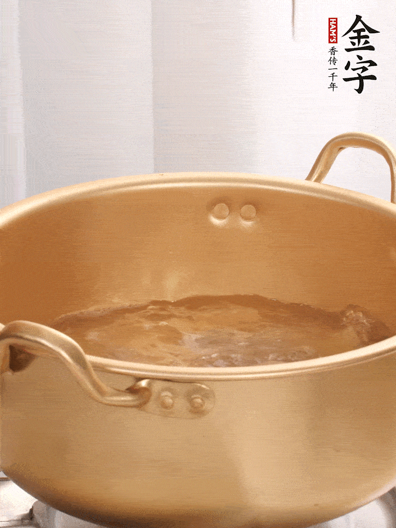 排骨加姜片、料酒，冷水下鍋焯水，撇去浮沫。