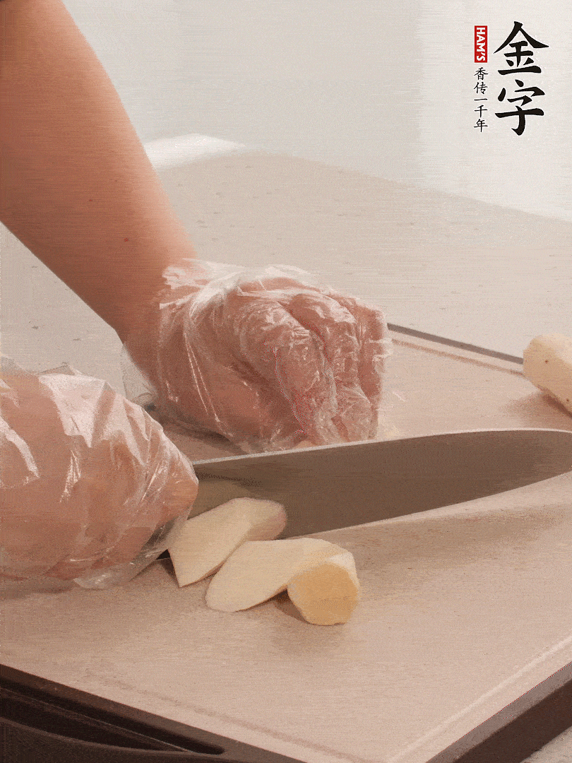 鐵棍山藥洗凈削皮，切斜刀塊。