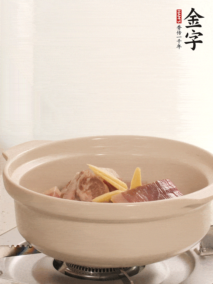 湯鍋放入排骨、火腿、姜，加適量水。煮開(kāi)后轉(zhuǎn)小火燉40分鐘。