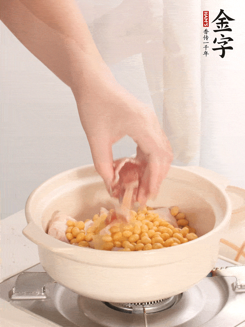 湯鍋放入豬蹄、姜片，加入黃豆、火腿，倒入足量的清水、適量料酒。