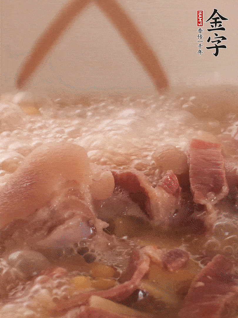 大火將水煮開后，蓋上鍋蓋，轉(zhuǎn)小火慢燉1個(gè)半小時(shí)。