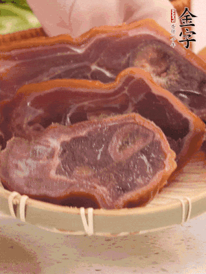 金字火腿蹄片溫水泡10分鐘。