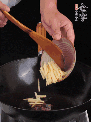 留少許余油，下姜絲、毛豆、火腿翻炒。