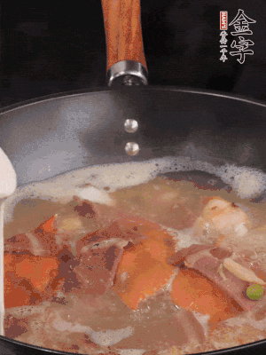 最后用面糊勾芡，燒至收汁，出鍋前撒點蔥段。