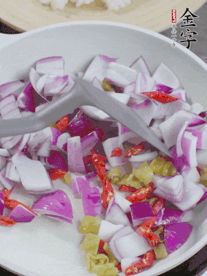 冷鍋熱油，下洋蔥、小米辣、泡椒，炒出香味。