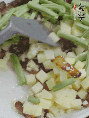 下蒜末、豆角、土豆塊翻炒。