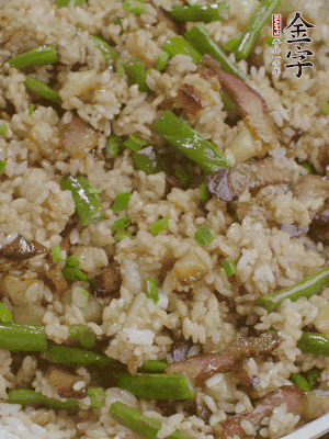 淋一點(diǎn)生抽、蠔油，撒蔥花。