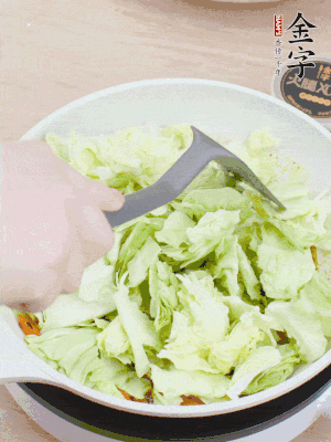 下卷心菜翻炒。