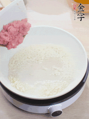 鍋內(nèi)熱油，蒜泥、牛肉泥炒至酥香。