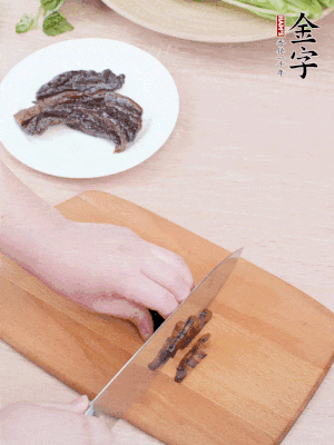 金字醬油肉下鍋煮10分鐘，切薄片。