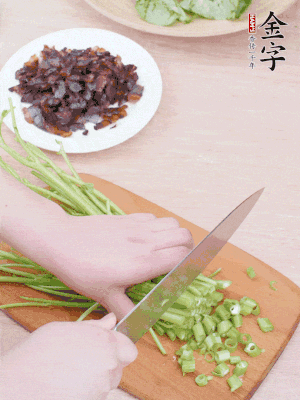 空心菜摘掉葉子，菜梗切成丁。