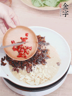 爆香蒜末、小米辣。