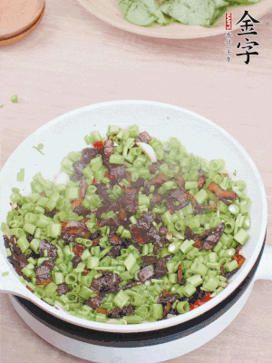 1勺生抽、1勺蠔油、1點點白糖調味。