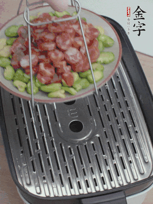 蠶豆鋪底，香腸鋪上，上鍋蒸15分鐘。