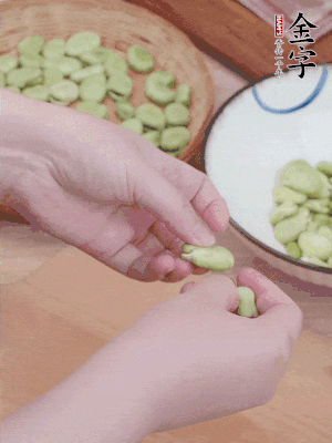蠶豆剝殼，去掉豆衣，切碎。