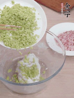 糯米粉邊揉邊加水，成團(tuán)后揉進(jìn)蠶豆、咸肉。