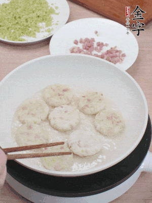 鍋中涼油，慢煎至兩面有脆殼。（油可以多一點(diǎn)）