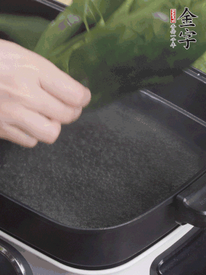 粽葉入沸水煮1分鐘，翻面再煮1分鐘，清洗干凈加水浸泡。