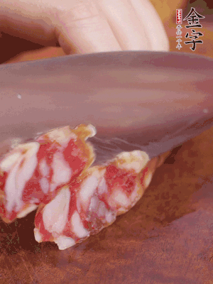 金字香腸斜切成大片。