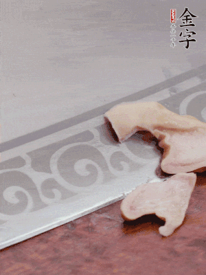 橫向一分為二，均勻切絲。