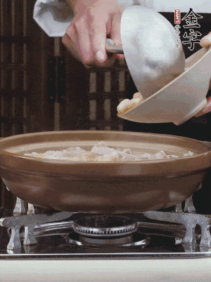 燜煮30分鐘，下花生、紅棗煮5分鐘。（花生提前預煮15分鐘）