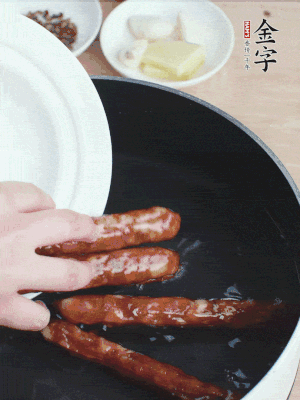 金字香腸水煮15分鐘，撈出切薄片。