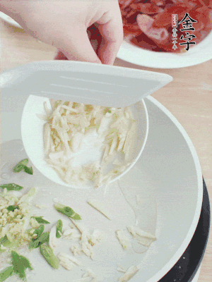 油4成熱，下蔥姜蒜、干辣椒、花椒煸出香味。