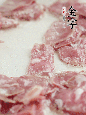 炒鍋熱油，下培根火腿煸炒。