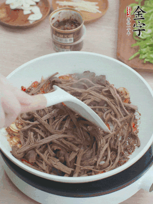 下茶樹菇煸炒4分鐘。