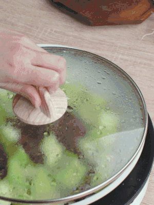 西葫蘆略出水時，加一小撮鹽調(diào)味。