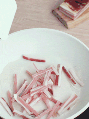 熱鍋涼油，下咸肉絲煸至出油。