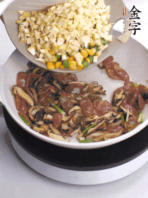 鍋里熱油，爆香蔥白，下香腸片炒至微微出油，加時蔬粒、香菇粒、春筍粒翻炒均勻。