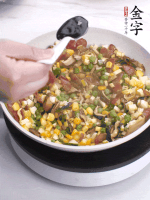 加2勺生抽、1勺蠔油、半勺老抽調(diào)味。